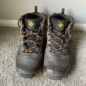 Columbia “Newton Ridge” hiking boots Big Kids Size 6